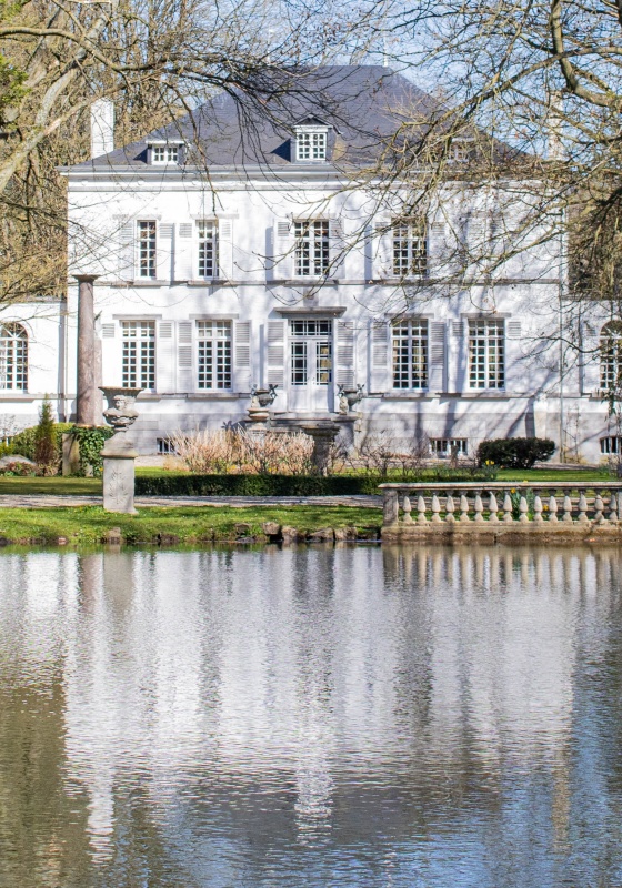 The entire contents of a castle and its park in the Thuin region - for the benefit of the Salvation Army